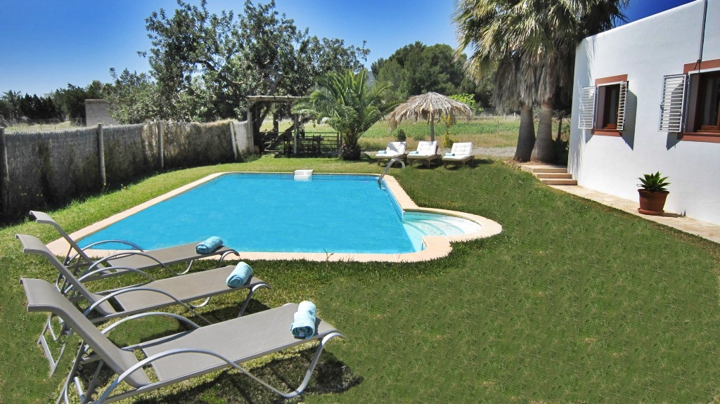 Zona piscina en una villa en Ibiza